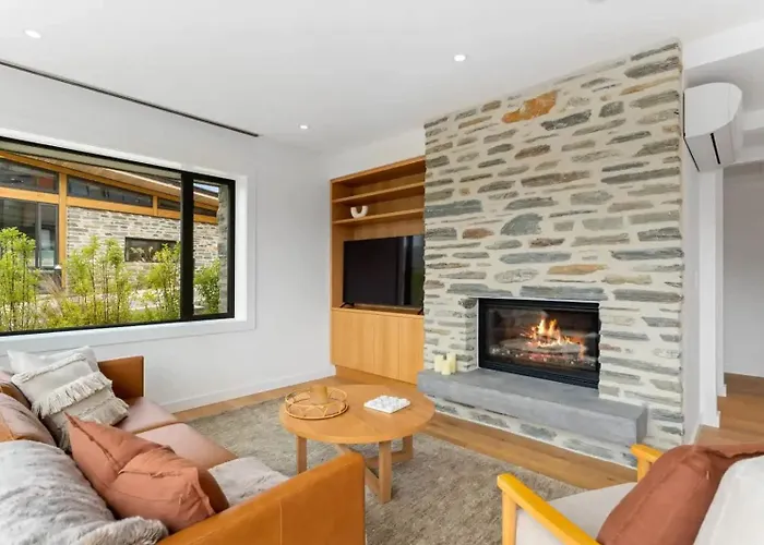 Lakeview Luxury *